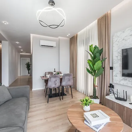 Amazing 2 Bedroom Seafront Apartment *