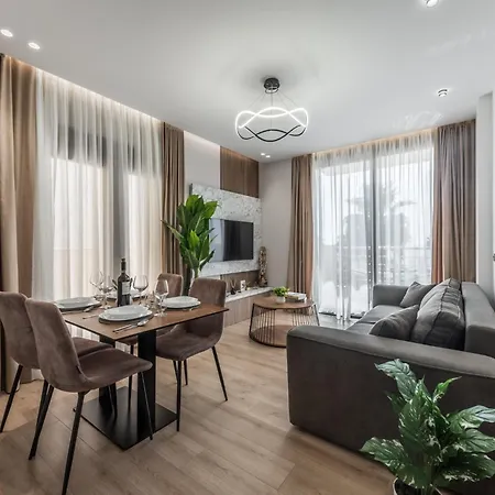 Amazing 2 Bedroom Seafront Apartment *